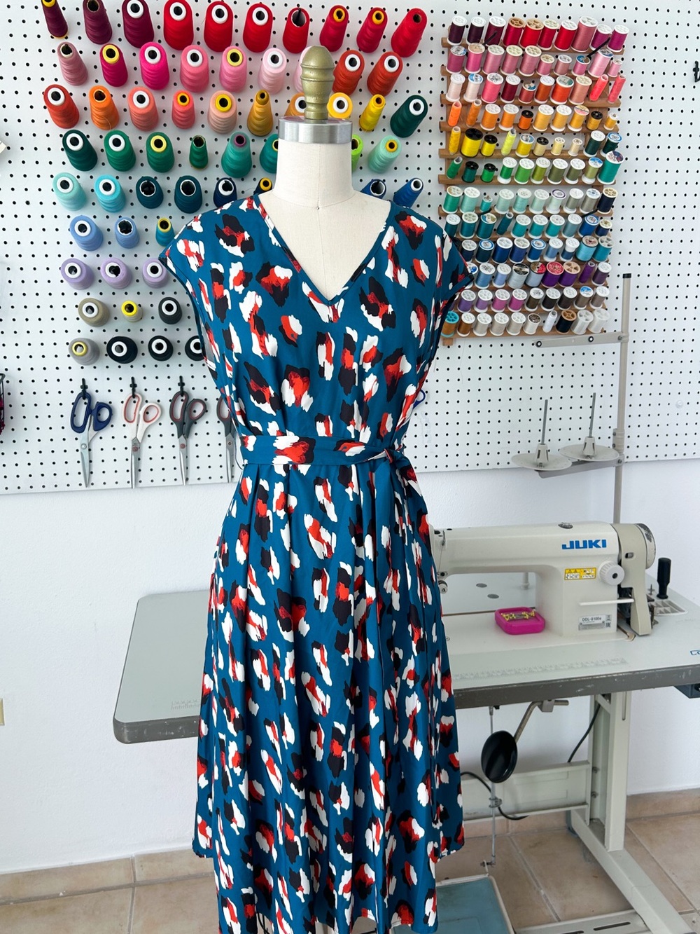 SHEIN Teal Abstract Print V-Neck Midi Dress with Belt